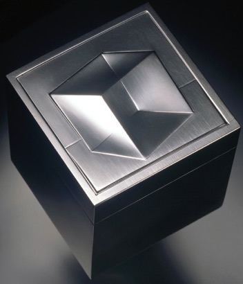 Kub på kub.
Kubisk ask med ciselerat lock.
Silver (1984).
 Fotograf: Gören Moll